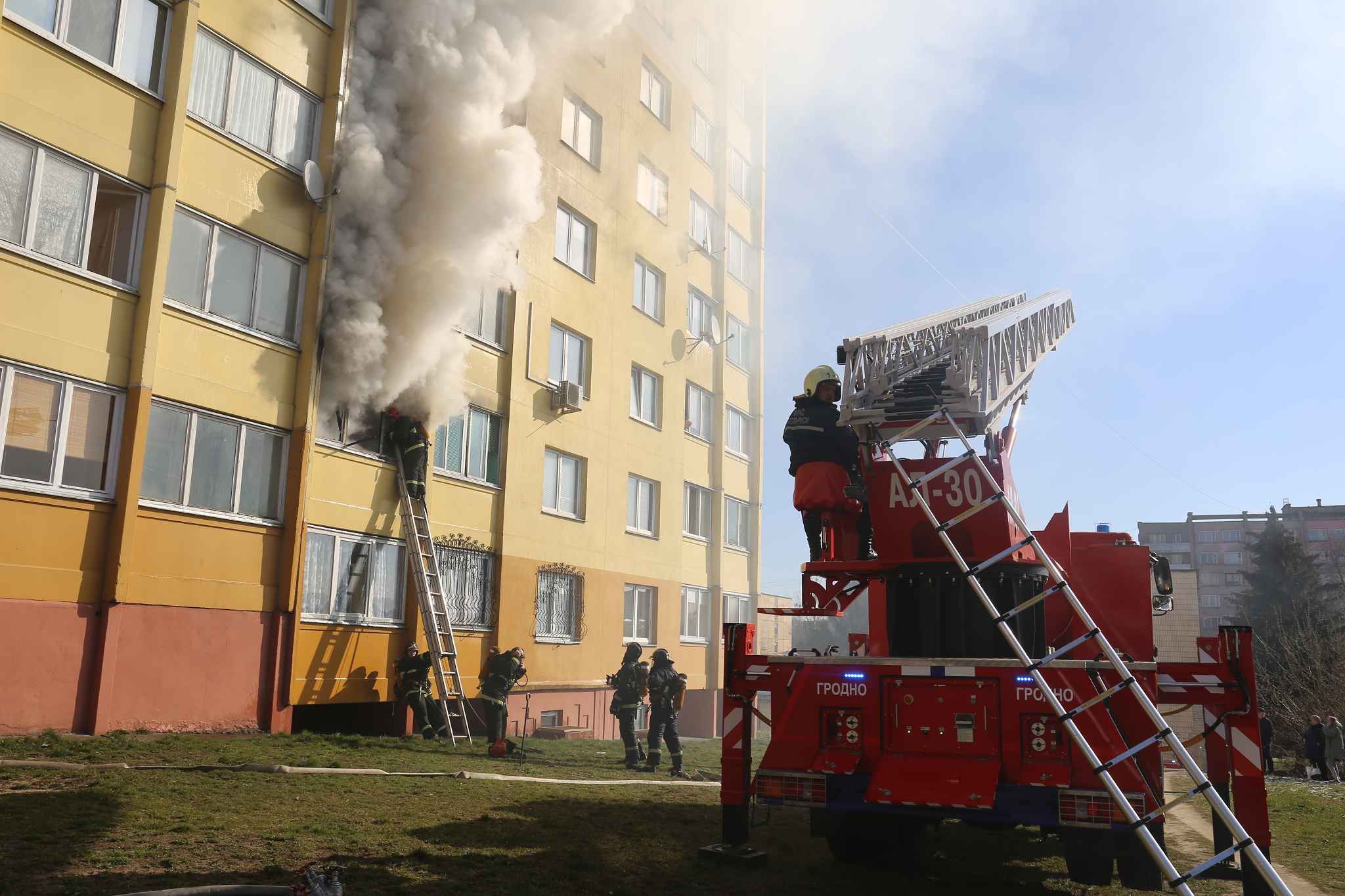 Образцов пожар. Неосторожное обращение с огнем в доме. Пожар в Германии. Недавние пожары в России. Пожар в Москве вчера.